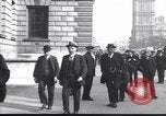Standbild britische Bergleute Delegation London England Vereinigtes Königreich, 1914, aus Sekunde 12 historischem Filmmaterial Videoclip 65675028144