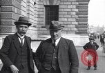 Standbild britische Bergleute Delegation London England Vereinigtes Königreich, 1914, aus Sekunde 24 historischem Filmmaterial Videoclip 65675028144