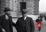 Standbild britische Bergleute Delegation London England Vereinigtes Königreich, 1914, aus Sekunde 26 historischem Filmmaterial Videoclip 65675028144