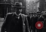 Standbild britische Bergleute Delegation London England Vereinigtes Königreich, 1914, aus Sekunde 37 historischem Filmmaterial Videoclip 65675028144