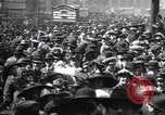 Standbild King fragt britischen weniger zu essen Brot Rationierung für Ersten Weltkrieg Aufwand London England Vereinigtes Königreich, 1914, aus Sekunde 16 historischem Filmmaterial Videoclip 65675028146