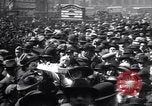 Standbild King fragt britischen weniger zu essen Brot Rationierung für Ersten Weltkrieg Aufwand London England Vereinigtes Königreich, 1914, aus Sekunde 18 historischem Filmmaterial Videoclip 65675028146