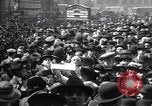Standbild King fragt britischen weniger zu essen Brot Rationierung für Ersten Weltkrieg Aufwand London England Vereinigtes Königreich, 1914, aus Sekunde 19 historischem Filmmaterial Videoclip 65675028146