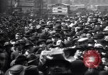 Standbild King fragt britischen weniger zu essen Brot Rationierung für Ersten Weltkrieg Aufwand London England Vereinigtes Königreich, 1914, aus Sekunde 20 historischem Filmmaterial Videoclip 65675028146