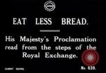 Standbild King fragt britischen weniger zu essen Brot Rationierung für Ersten Weltkrieg Aufwand London England Vereinigtes Königreich, 1914, aus Sekunde 26 historischem Filmmaterial Videoclip 65675028146