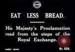 Standbild King fragt britischen weniger zu essen Brot Rationierung für Ersten Weltkrieg Aufwand London England Vereinigtes Königreich, 1914, aus Sekunde 31 historischem Filmmaterial Videoclip 65675028146