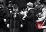 Standbild King fragt britischen weniger zu essen Brot Rationierung für Ersten Weltkrieg Aufwand London England Vereinigtes Königreich, 1914, aus Sekunde 34 historischem Filmmaterial Videoclip 65675028146