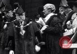 Standbild King fragt britischen weniger zu essen Brot Rationierung für Ersten Weltkrieg Aufwand London England Vereinigtes Königreich, 1914, aus Sekunde 36 historischem Filmmaterial Videoclip 65675028146
