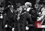 Standbild King fragt britischen weniger zu essen Brot Rationierung für Ersten Weltkrieg Aufwand London England Vereinigtes Königreich, 1914, aus Sekunde 37 historischem Filmmaterial Videoclip 65675028146