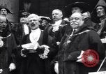 Standbild King fragt britischen weniger zu essen Brot Rationierung für Ersten Weltkrieg Aufwand London England Vereinigtes Königreich, 1914, aus Sekunde 38 historischem Filmmaterial Videoclip 65675028146