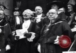 Standbild King fragt britischen weniger zu essen Brot Rationierung für Ersten Weltkrieg Aufwand London England Vereinigtes Königreich, 1914, aus Sekunde 42 historischem Filmmaterial Videoclip 65675028146