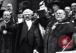 Standbild King fragt britischen weniger zu essen Brot Rationierung für Ersten Weltkrieg Aufwand London England Vereinigtes Königreich, 1914, aus Sekunde 53 historischem Filmmaterial Videoclip 65675028146