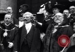 Standbild King fragt britischen weniger zu essen Brot Rationierung für Ersten Weltkrieg Aufwand London England Vereinigtes Königreich, 1914, aus Sekunde 56 historischem Filmmaterial Videoclip 65675028146