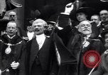 Standbild King fragt britischen weniger zu essen Brot Rationierung für Ersten Weltkrieg Aufwand London England Vereinigtes Königreich, 1914, aus Sekunde 58 historischem Filmmaterial Videoclip 65675028146