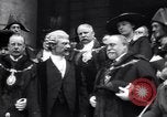 Standbild King fragt britischen weniger zu essen Brot Rationierung für Ersten Weltkrieg Aufwand London England Vereinigtes Königreich, 1914, aus Sekunde 62 historischem Filmmaterial Videoclip 65675028146