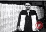 Standbild britischen Frauen arbeiten in Dundee Marmalade factory London England Vereinigtes Königreich, 1914, aus Sekunde 1 historischem Filmmaterial Videoclip 65675028147
