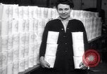 Standbild britischen Frauen arbeiten in Dundee Marmalade factory London England Vereinigtes Königreich, 1914, aus Sekunde 4 historischem Filmmaterial Videoclip 65675028147