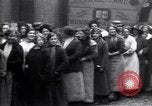 Standbild britischen Frauen arbeiten in Dundee Marmalade factory London England Vereinigtes Königreich, 1914, aus Sekunde 14 historischem Filmmaterial Videoclip 65675028147