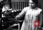 Standbild britischen Frauen arbeiten in Dundee Marmalade factory London England Vereinigtes Königreich, 1914, aus Sekunde 26 historischem Filmmaterial Videoclip 65675028147