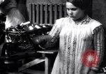 Standbild britischen Frauen arbeiten in Dundee Marmalade factory London England Vereinigtes Königreich, 1914, aus Sekunde 27 historischem Filmmaterial Videoclip 65675028147