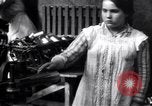 Standbild britischen Frauen arbeiten in Dundee Marmalade factory London England Vereinigtes Königreich, 1914, aus Sekunde 29 historischem Filmmaterial Videoclip 65675028147
