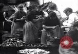 Standbild britischen Frauen arbeiten in Dundee Marmalade factory London England Vereinigtes Königreich, 1914, aus Sekunde 43 historischem Filmmaterial Videoclip 65675028147