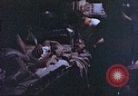 Standbild der Überlebenden von Rakuyo Maru Philippinen, 1944, aus Sekunde 43 historischem Filmmaterial Videoclip 65675028207
