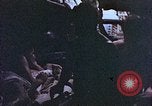Standbild der Überlebenden von Rakuyo Maru Philippinen, 1944, aus Sekunde 56 historischem Filmmaterial Videoclip 65675028207