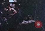 Standbild der Überlebenden von Rakuyo Maru Philippinen, 1944, aus Sekunde 61 historischem Filmmaterial Videoclip 65675028207