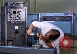 Standbild Techniker United States USA, 1961, aus Sekunde 23 historischem Filmmaterial Videoclip 65675028235