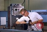 Standbild Techniker United States USA, 1961, aus Sekunde 26 historischem Filmmaterial Videoclip 65675028235
