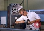 Standbild Techniker United States USA, 1961, aus Sekunde 27 historischem Filmmaterial Videoclip 65675028235