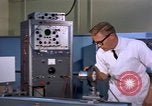 Standbild Techniker United States USA, 1961, aus Sekunde 29 historischem Filmmaterial Videoclip 65675028235