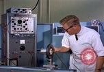 Standbild Techniker United States USA, 1961, aus Sekunde 30 historischem Filmmaterial Videoclip 65675028235