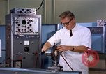 Standbild Techniker United States USA, 1961, aus Sekunde 32 historischem Filmmaterial Videoclip 65675028235