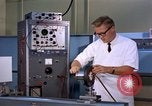 Standbild Techniker United States USA, 1961, aus Sekunde 33 historischem Filmmaterial Videoclip 65675028235