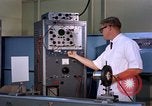 Standbild Techniker United States USA, 1961, aus Sekunde 37 historischem Filmmaterial Videoclip 65675028235