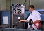 Standbild Techniker United States USA, 1961, aus Sekunde 41 historischem Filmmaterial Videoclip 65675028235