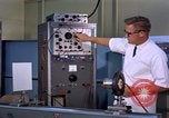 Standbild Techniker United States USA, 1961, aus Sekunde 52 historischem Filmmaterial Videoclip 65675028235