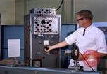 Standbild Techniker United States USA, 1961, aus Sekunde 55 historischem Filmmaterial Videoclip 65675028235