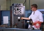 Standbild Techniker United States USA, 1961, aus Sekunde 56 historischem Filmmaterial Videoclip 65675028235