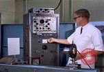 Standbild Techniker United States USA, 1961, aus Sekunde 57 historischem Filmmaterial Videoclip 65675028235