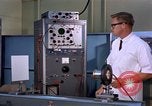 Standbild Techniker United States USA, 1961, aus Sekunde 59 historischem Filmmaterial Videoclip 65675028235
