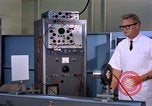 Standbild Techniker United States USA, 1961, aus Sekunde 60 historischem Filmmaterial Videoclip 65675028235