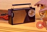 Standbild General Electric Transistor Radio United States USA, 1961, aus Sekunde 7 historischem Filmmaterial Videoclip 65675028247