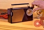 Standbild General Electric Transistor Radio United States USA, 1961, aus Sekunde 9 historischem Filmmaterial Videoclip 65675028247