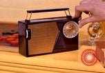 Standbild General Electric Transistor Radio United States USA, 1961, aus Sekunde 10 historischem Filmmaterial Videoclip 65675028247