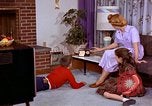 Standbild Amerikanerin United States USA, 1961, aus Sekunde 27 historischem Filmmaterial Videoclip 65675028249