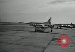 Standbild CIA-Direktor Dulles und Vice President Nixon Arlington Virginia USA, 1955, aus Sekunde 22 historischem Filmmaterial Videoclip 65675028255
