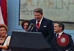 Standbild Ronald Reagan Berlin Deutschland, 1987, aus Sekunde 41 historischem Filmmaterial Videoclip 65675028309